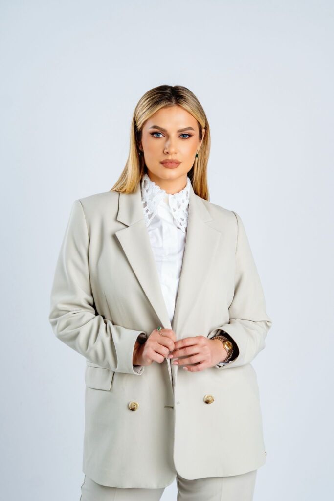 Elena Cucicovschi _ Founder of Arta de a fi Femeie® | High Value Femininity Expert | Identity Transformation & Personal Branding Mentor | Speaker